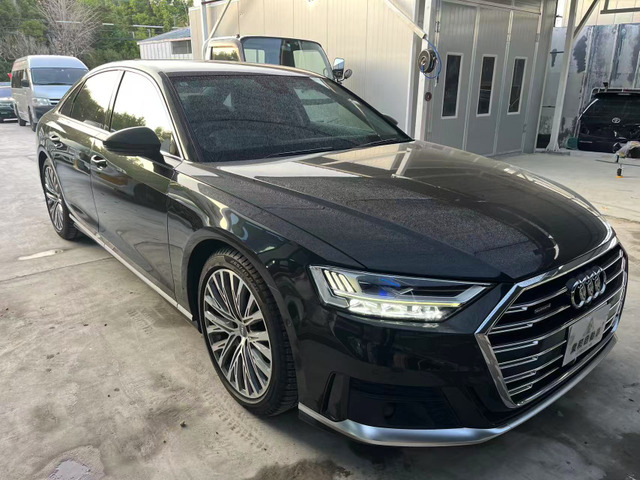 アウディ A8 