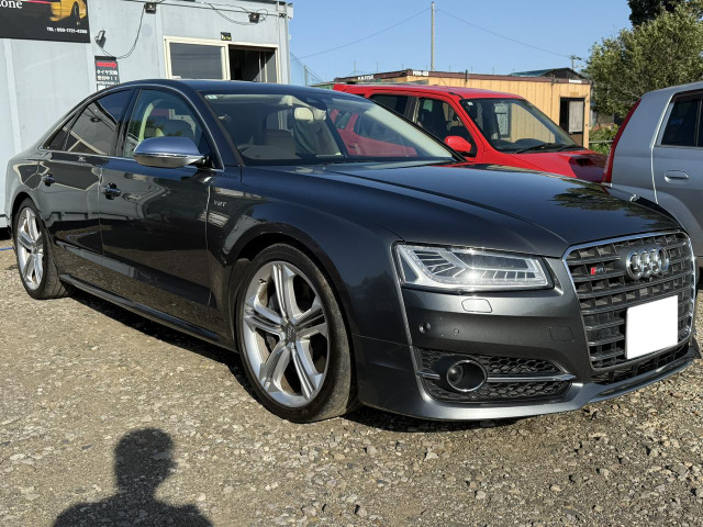 アウディ S8 