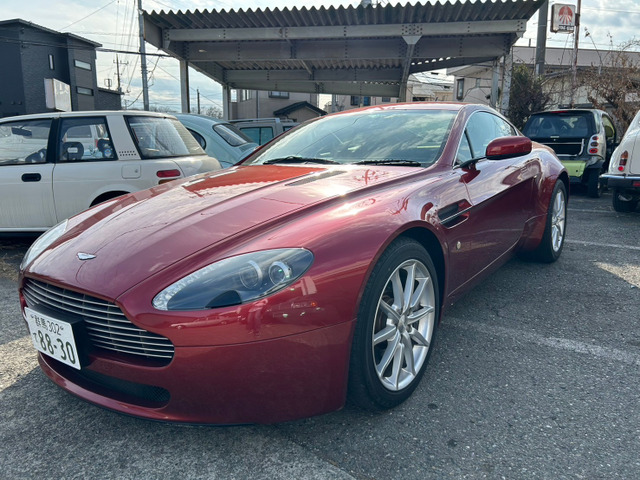 アストンマーティン V8 